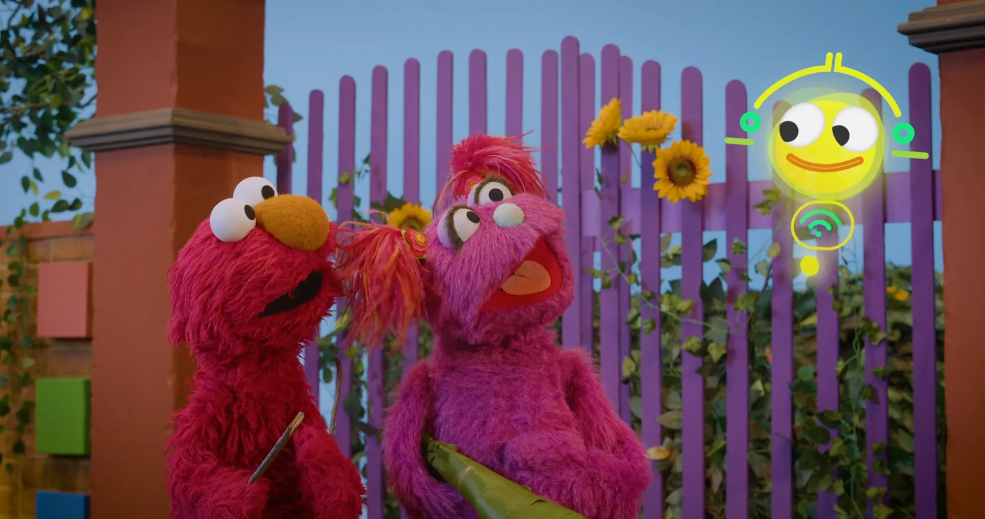 Elmo e Mae em cena com a personagem animada Webby