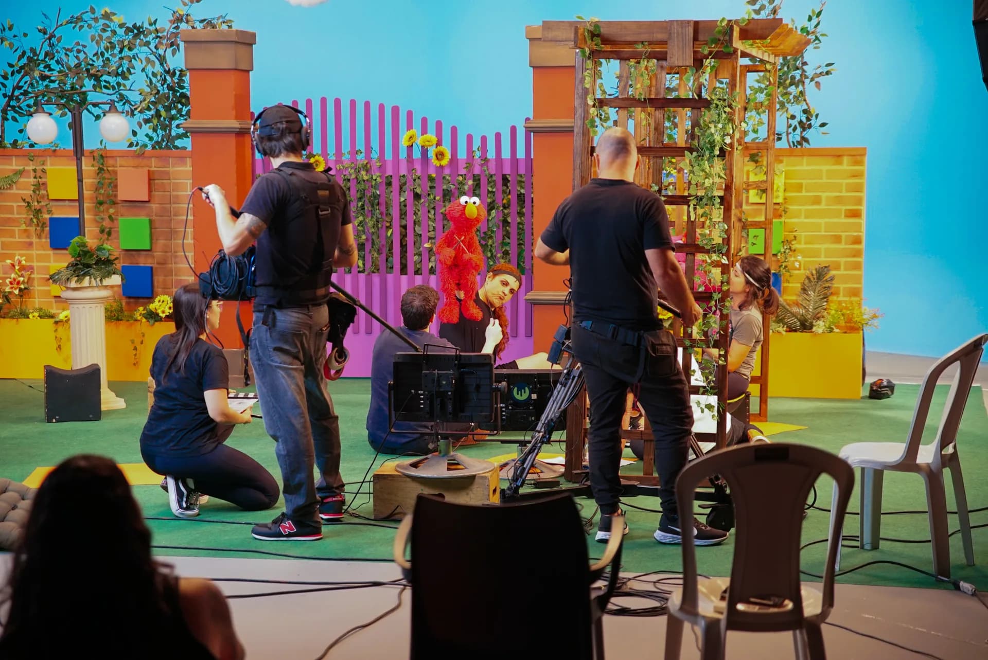 Equipe da Oz durante a gravação com Elmo no cenário de Monstros em Rede