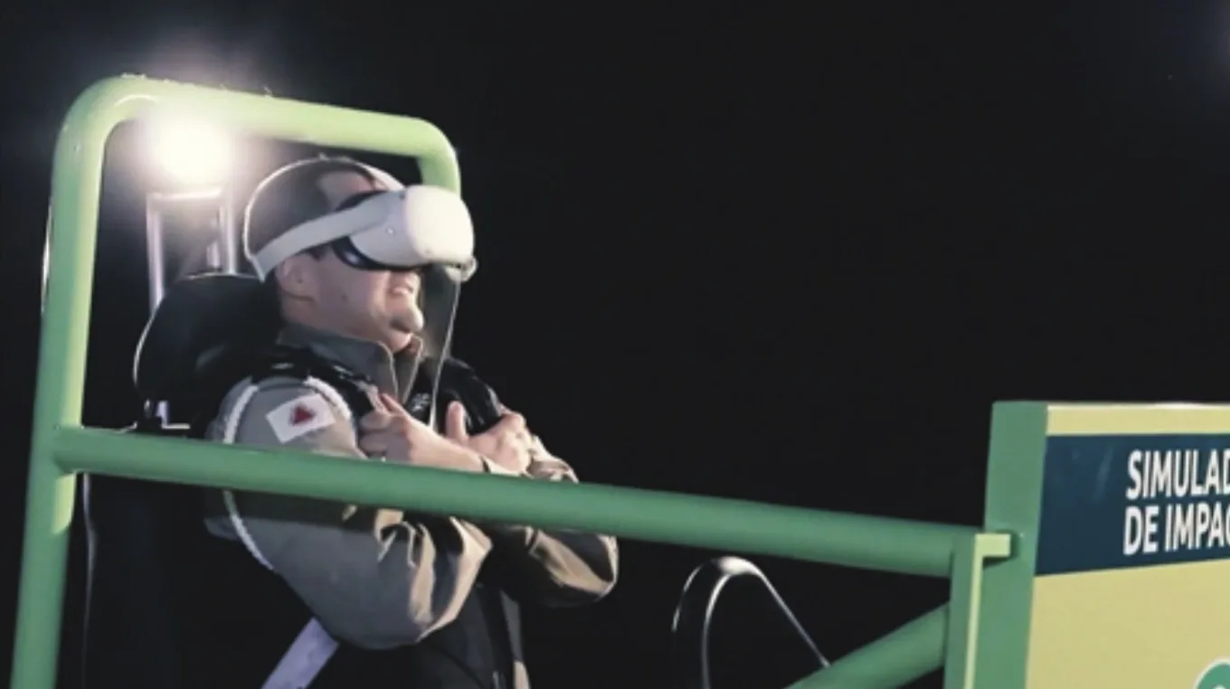 Participante usando el simulador de impacto con gafas de realidad virtual