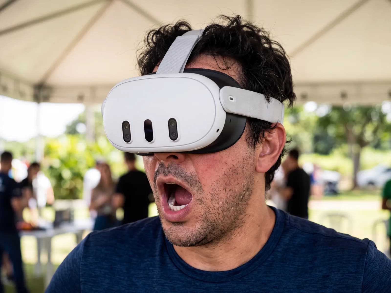 Participante con gafas de realidad virtual, sorprendido por la experiencia