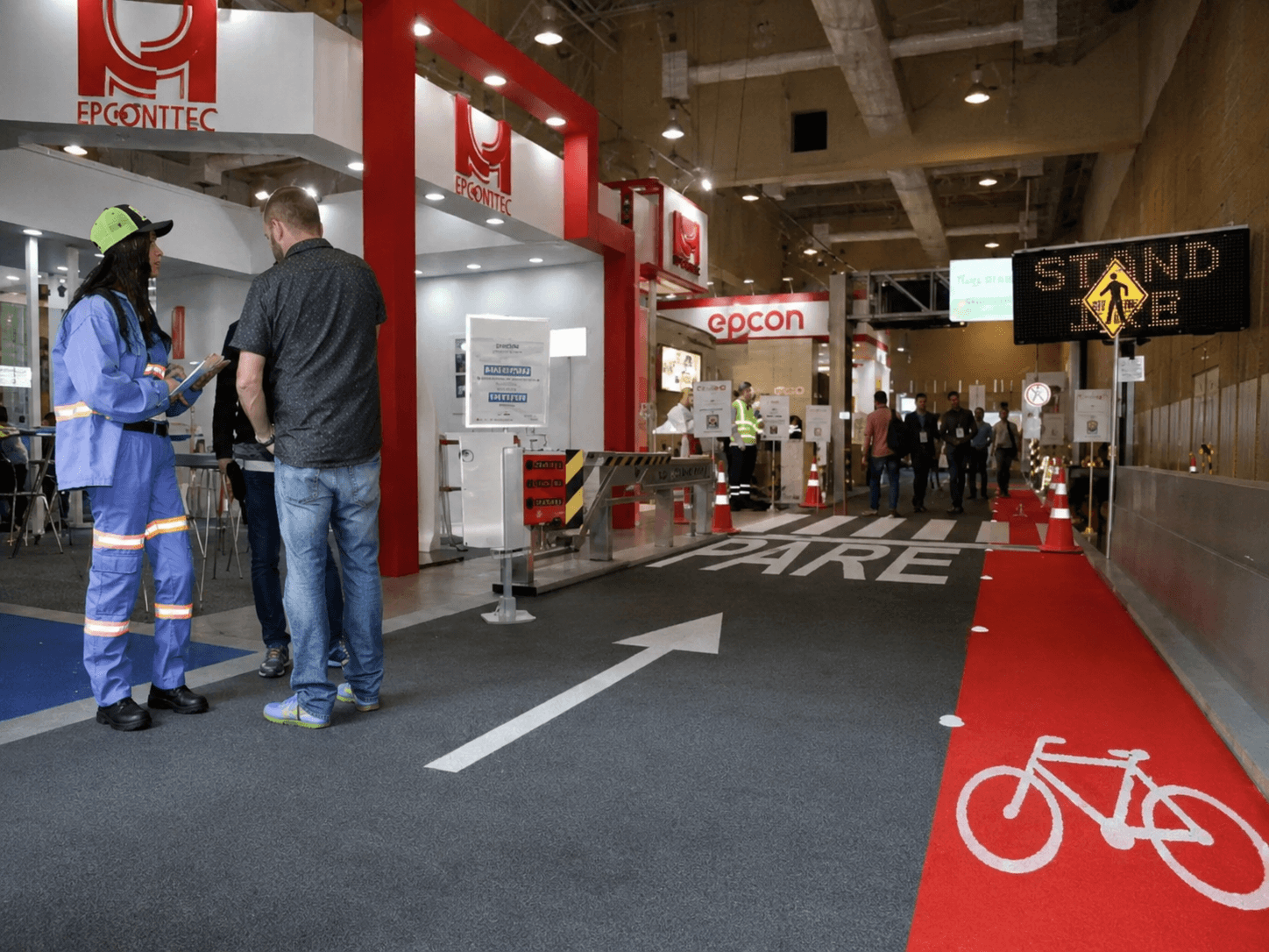 Área de networking e exposição de tecnologia na TranspoQuip & ExpoParking