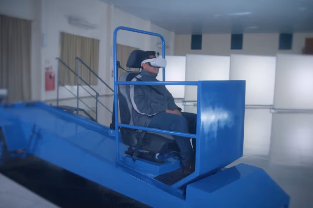 Persona con gafas de realidad virtual en una experiencia de Oz